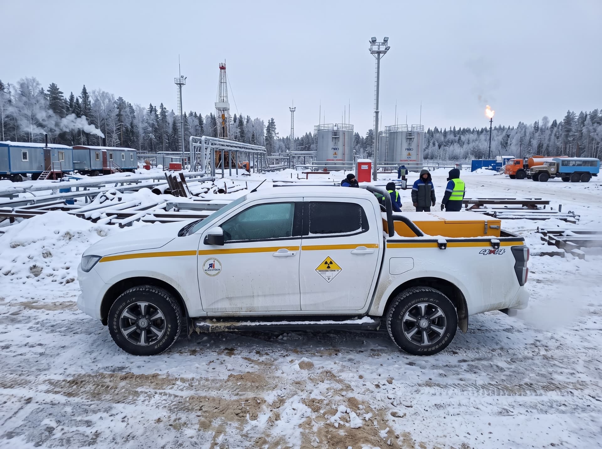 Isuzu D-Max со знаком опасности класса 7 на промысле, вид с левого борта