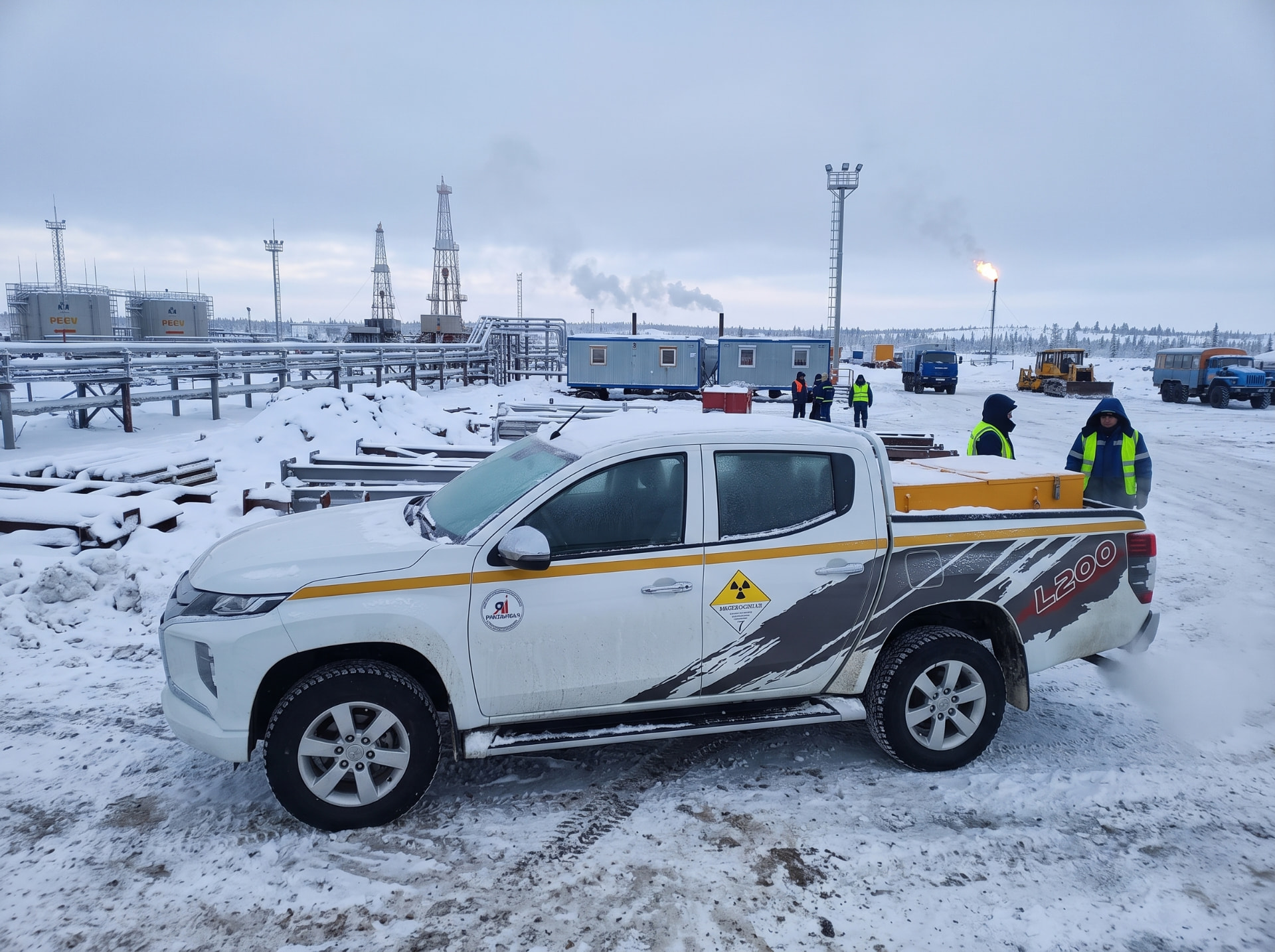 Mitsubishi L200 со знаком опасности класса 7 на промысле, вид сбоку